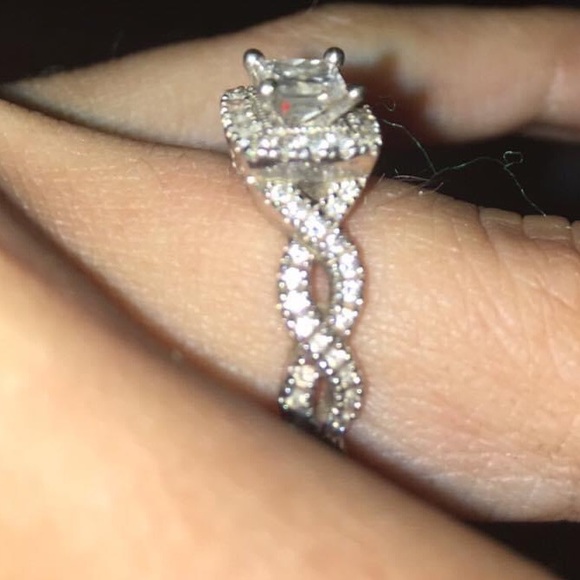 Neil Lane Engagement Ring 1 carat center stone - Picture 2 of 10